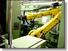 Промышленный робот в сборочном цехе на заводе Izumi Products Company.