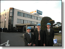 Представители компании Yuken и исполнительный директор Энерпром-Микуни  Павлов В.В. на фоне главного офиса Yuken Kogio Co. Ltd. в г. Аясе, Япония